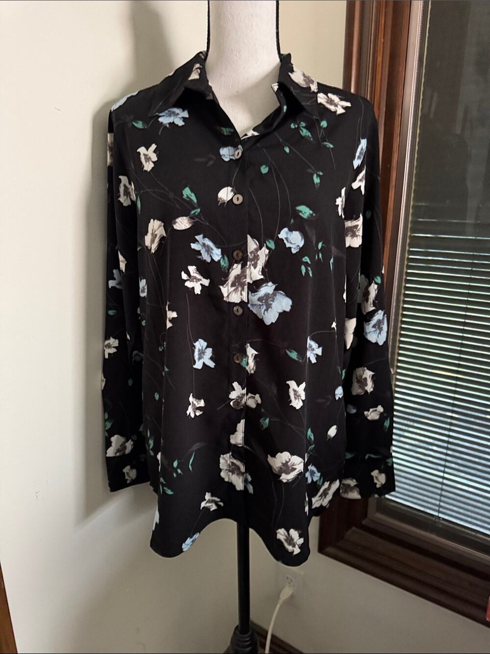 Neiman Marcus | Black Floral Button-Up Shirt Size M NWT